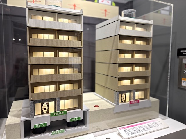 免震構造と一般的な建物構造の違いを示す模型