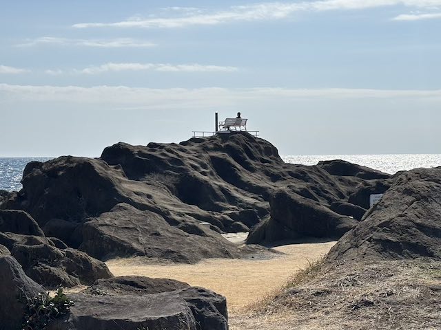 野島埼灯台 岩の上の白いベンチ