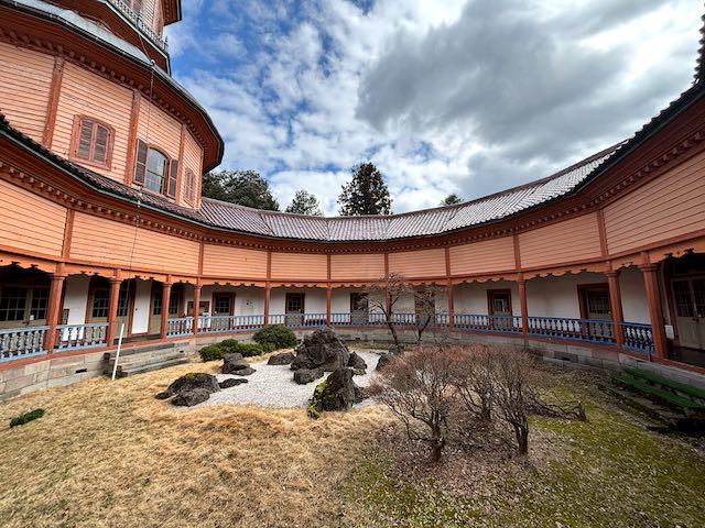 山形市郷土館 回廊と中庭の様子
