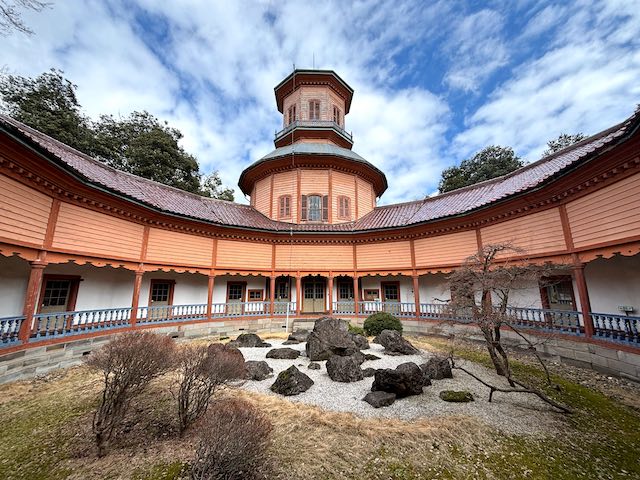 山形市郷土館 回廊と中庭の様子

