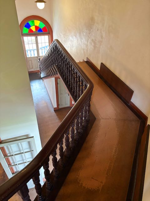山形市郷土館 階段とステンドグラス