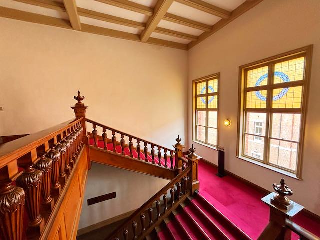 文翔館の大階段とステンドガラス