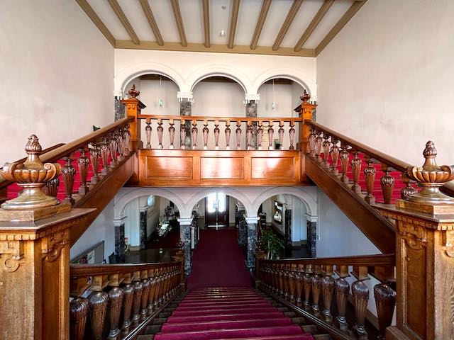 文翔館の大階段とロビー
