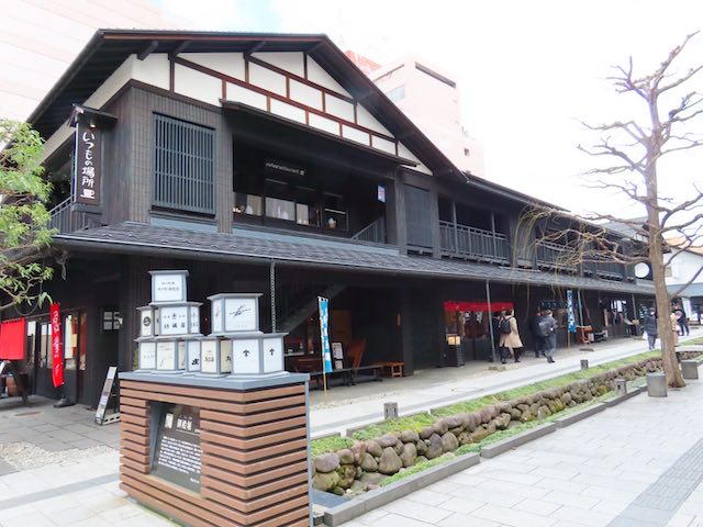 七日町御殿堰 水路と町並み