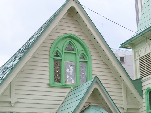 聖ペテロ教会 ミント色の屋根と窓