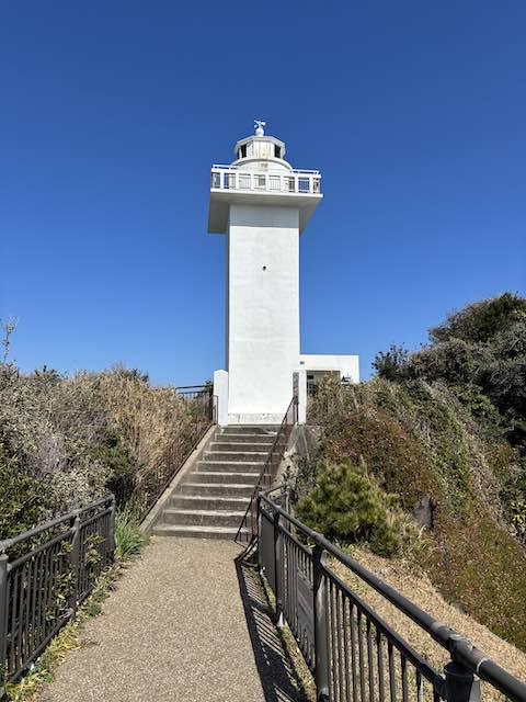 空の青と安乗埼灯台の白のコントラスト