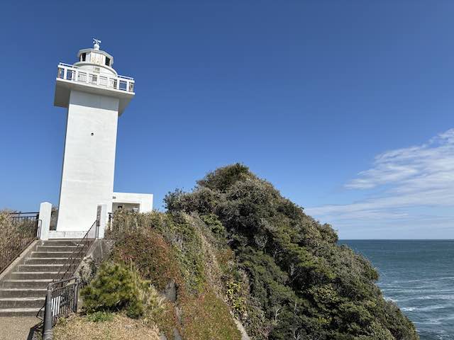 安乗埼灯台と海