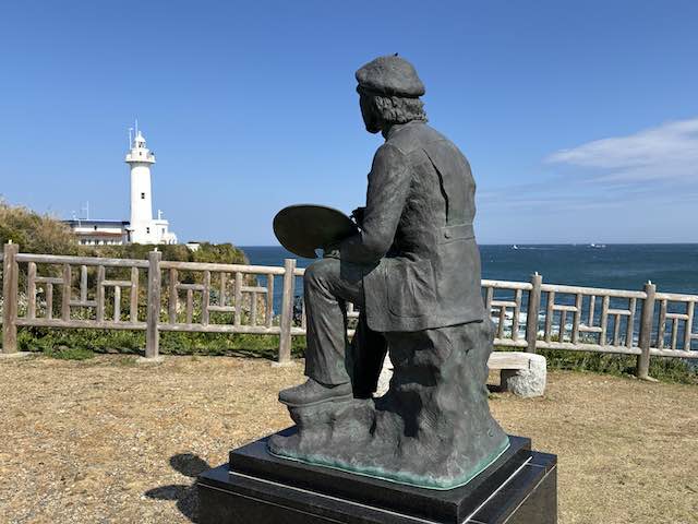 八幡さん公園の絵描き銅像と大王埼灯台
