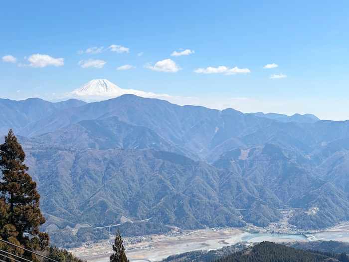 身延山山頂の東側展望台からの富士山