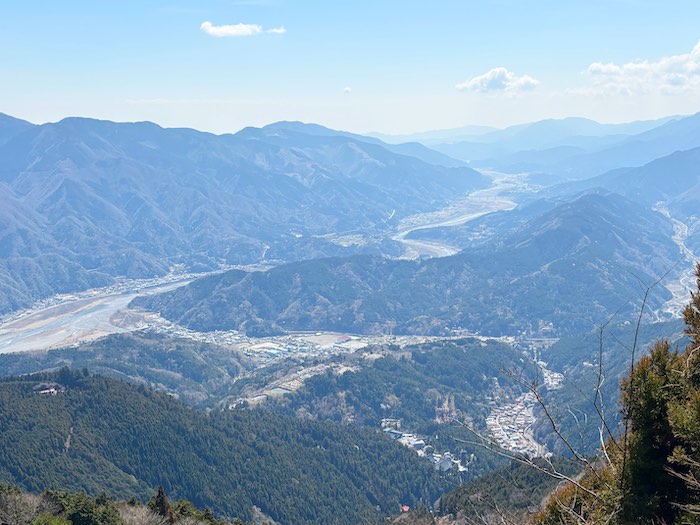 身延山山頂の東側展望台からの富士川