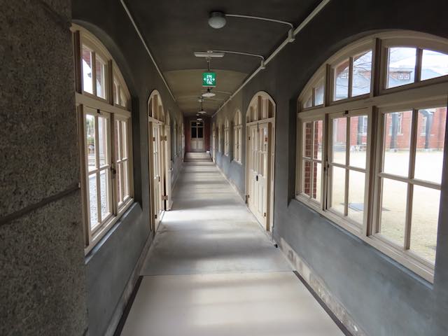 旧県会議事堂への渡り廊下