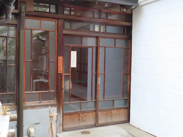 宮殿型厨子が飾られている建物の扉