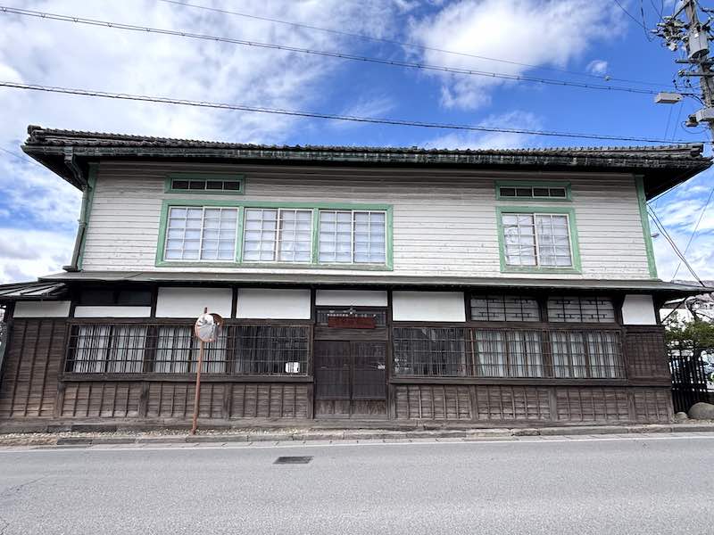 常田館製糸場前の建物