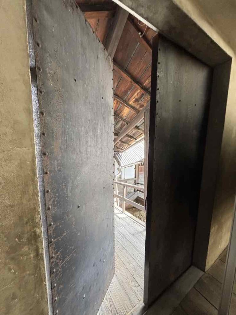 常田館製糸場の鉄筋繭倉庫の扉