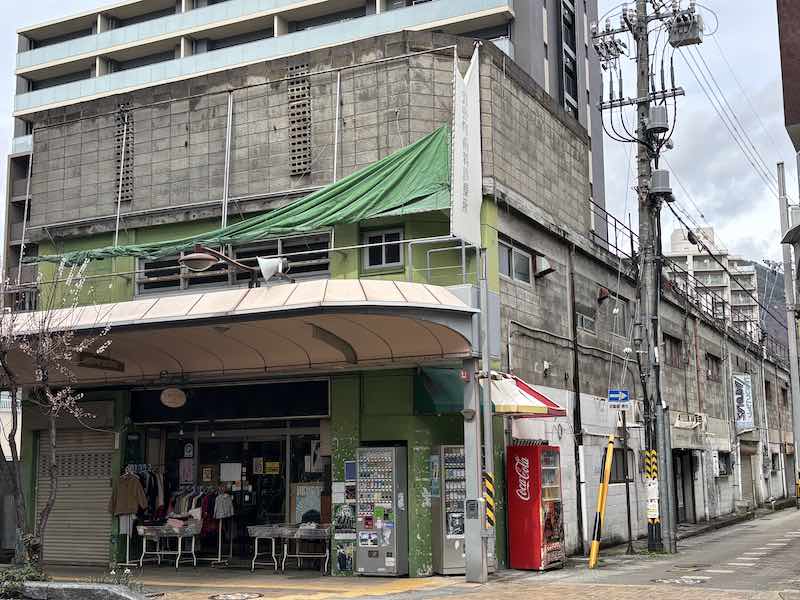 上田デパートの外観（メロディーグリーン）