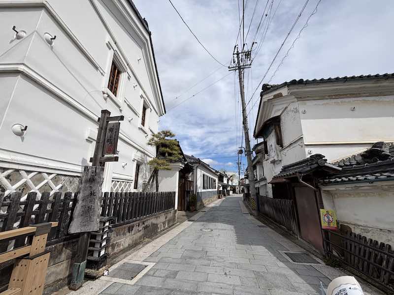 なまこ壁の蔵がある柳町