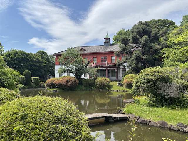 小石川植物園から見る、東京大学総合研究博物館小石川分館