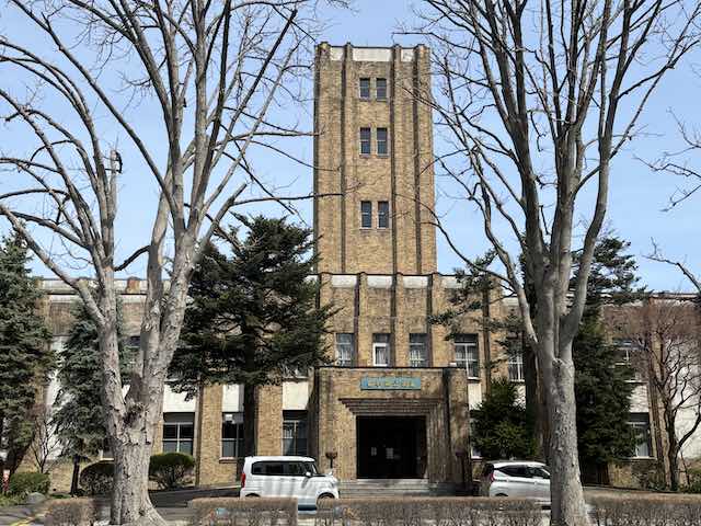 正面から見た岩手県公会堂
