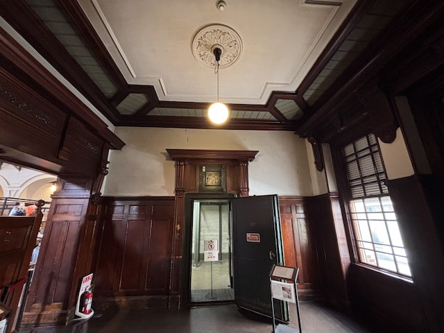 岩手銀行赤レンガ館の金庫室前