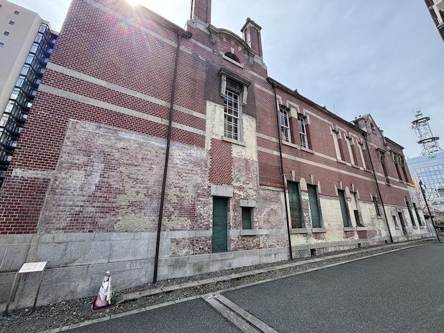 岩手銀行赤レンガ館の裏側に残る白い外壁