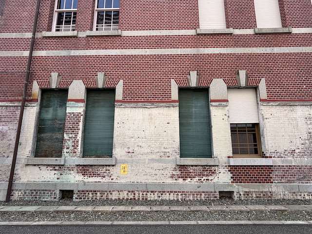 岩手銀行赤レンガ館の裏手にある白壁跡が残る外観