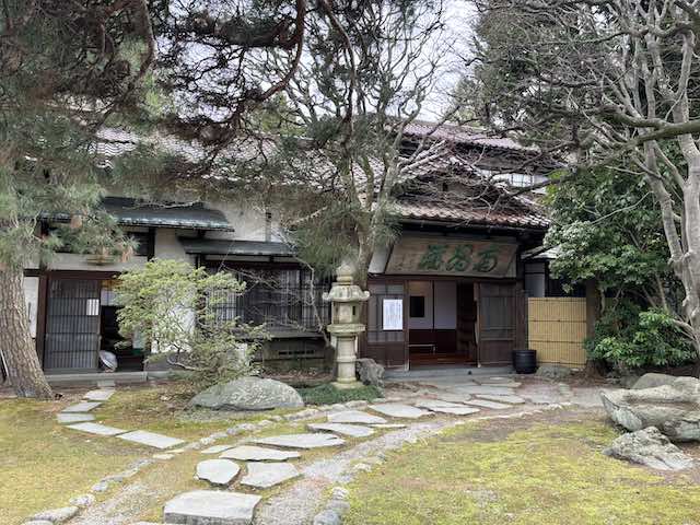 南昌荘の玄関