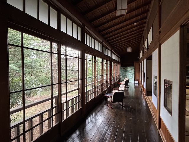 南昌荘の縁側から眺める庭園