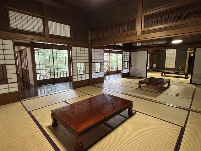 南昌荘の広々とした和室