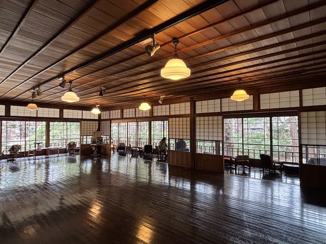 南昌荘の大広間と縁側