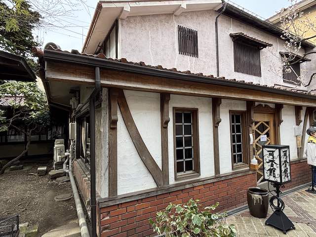光原社敷地内にある可否館の外観