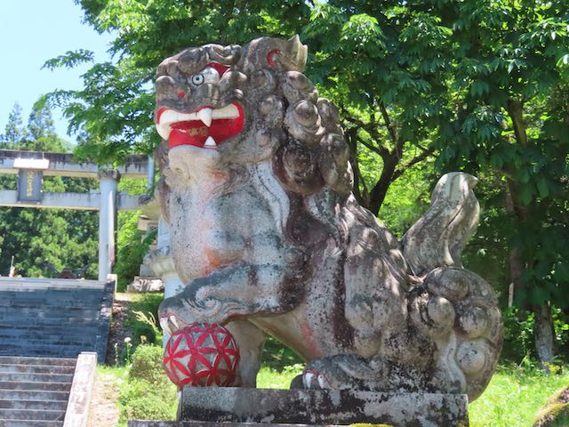 八海山尊神社の右側の狛犬