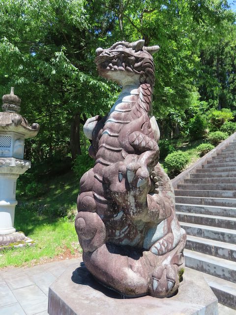 八海山尊神社の大石段にある龍