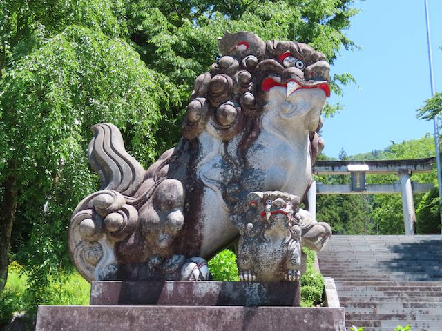 八海山尊神社の左側の狛犬