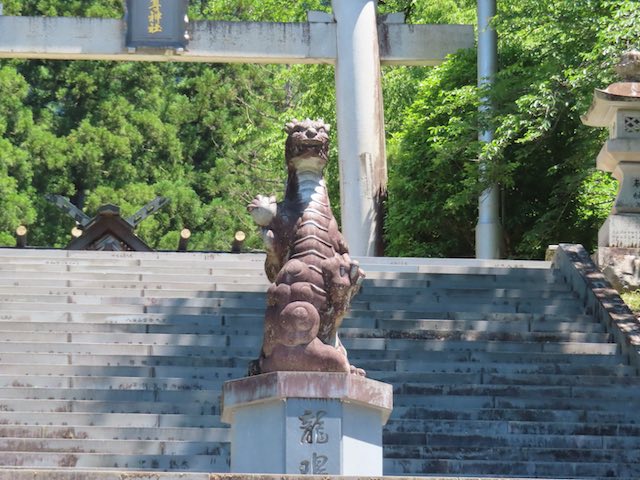 大石段の途中にある龍