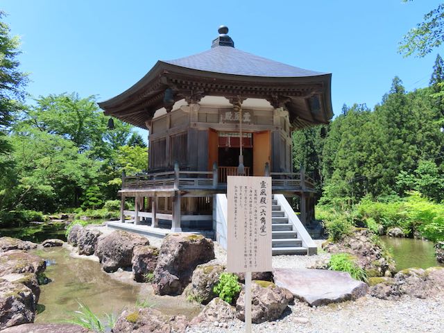 八海山尊神社の霊風殿（六角堂）