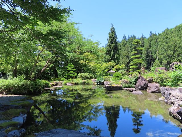 八海山尊神社の霊風殿の池