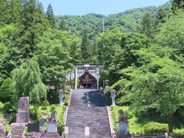 八十八段の大石段がある八海山尊神社