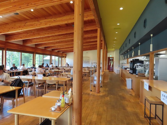 八海山みんなの社員食堂内の光景