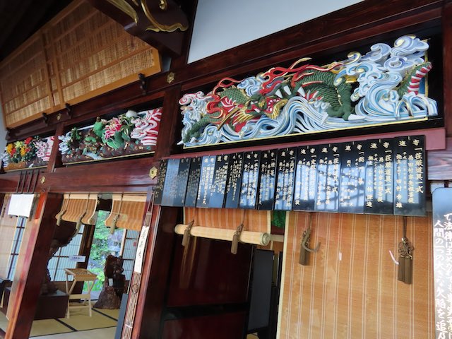 関興寺本堂にある立派な彫刻の数々