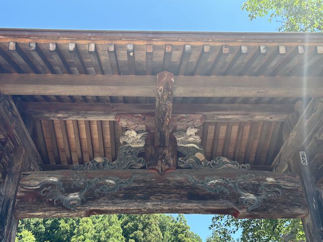 西福寺赤門の上にある彫刻