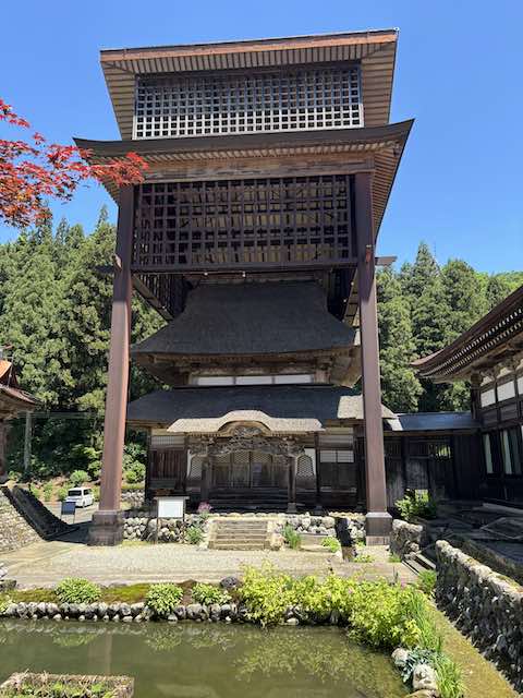 西福寺の開山堂外観（覆屋で守られている）