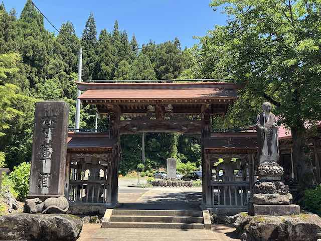 西福寺の山門（赤門）