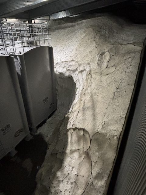 八海山雪室の雪中貯蔵庫内の雪