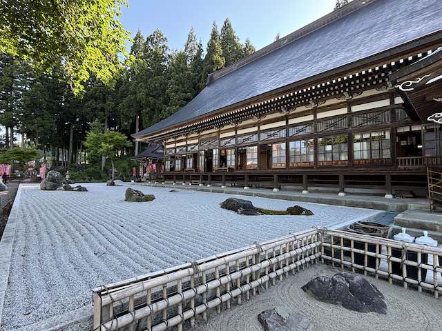 関興寺の寂庭の横からの眺め
