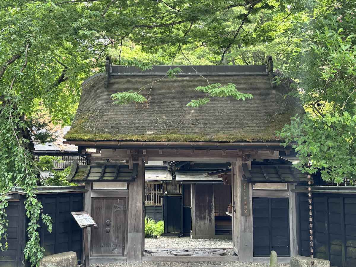 角館・青柳家の門と新緑に包まれた武家屋敷