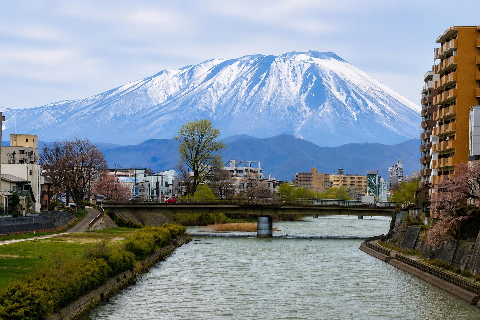 開運橋から見た冠雪の岩手山