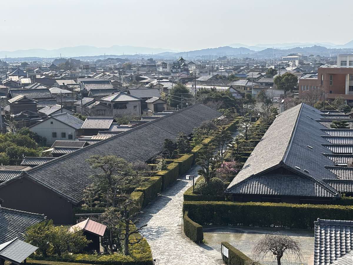 松坂城跡から望む御城番屋敷と歴史ある松阪の町並み