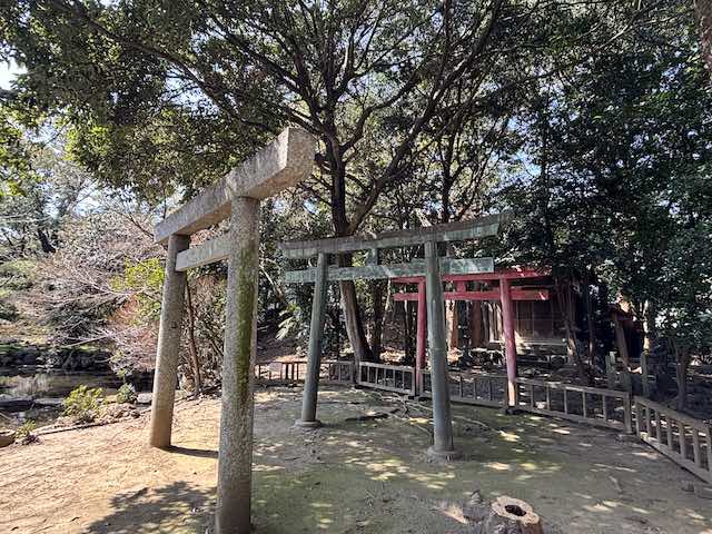 旧長谷川治郎兵衛家の庭園内にある鳥居