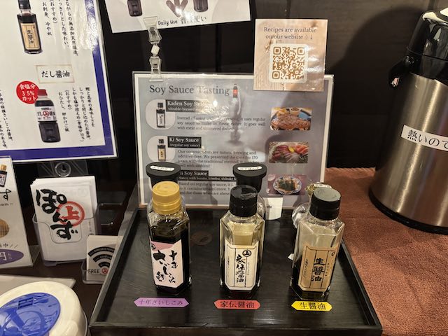 安藤醸造で味噌や醤油を試食できるコーナー
