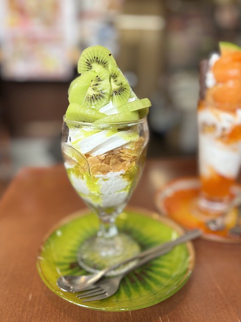 フルーツパーラー角館さかい屋のキウイデラックスパフェ